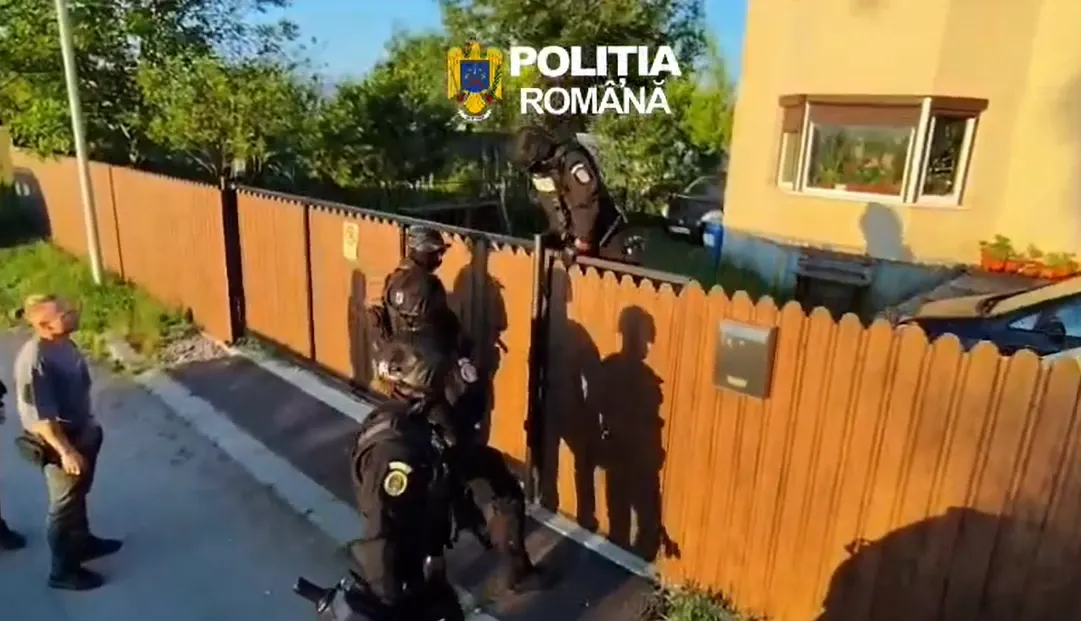 Percheziții la Brașov și București