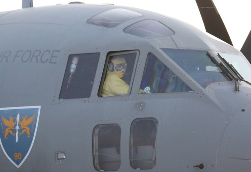 CORONAVIRUS. Doi români din Wuhan, transferați în regim ultrasecurizat la București