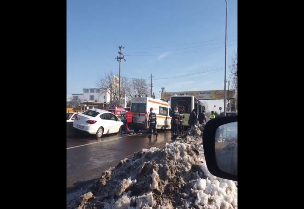 Accident în lanț cu cinci persoane rănite în apropiere de București. Sunt implicate o ambulanță, un autobuz STB și un autoturism