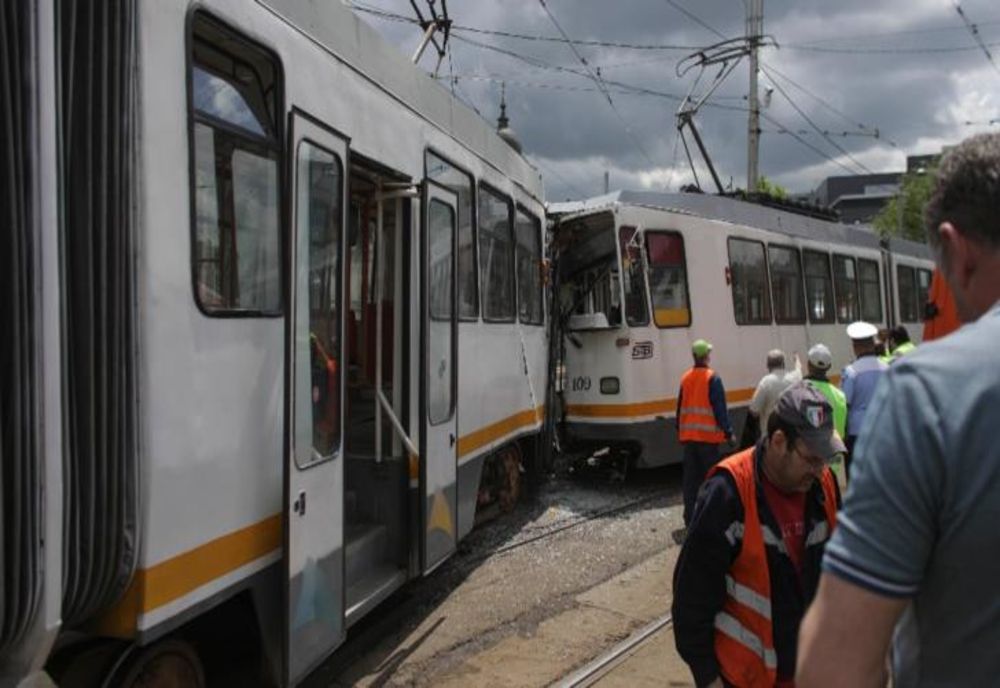 Două tramvaie s-au ciocnit în Capitală. Cinci persoane au fost transportate la spital