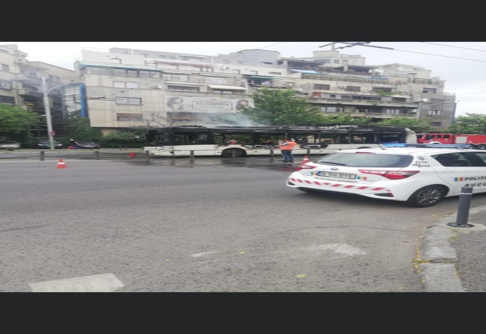 Un troleibuz a luat foc în mers în București. Traficul în zona Lascăr Catargiu blocat