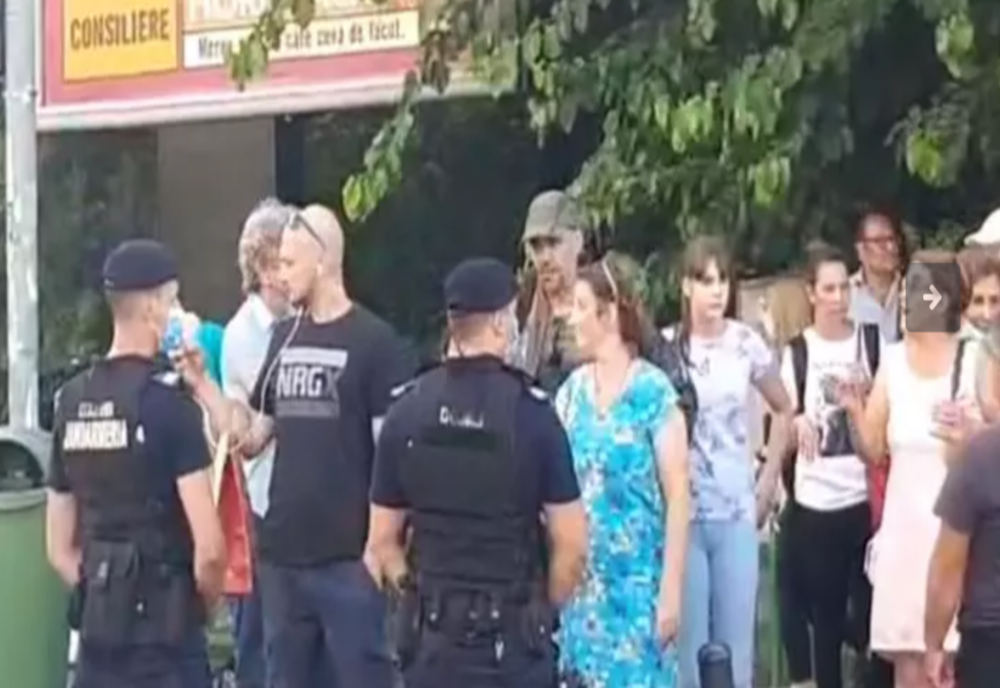 Violențe în fața Guvernului: protestatari ÎNCĂTUȘAȚI de jandarmi. Manifestanții din Piața Victoriei sunt ținuți pe trotuar