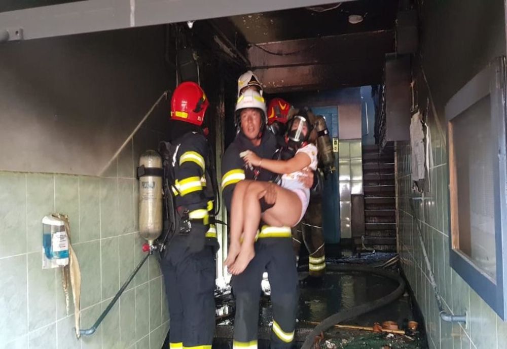 Explozie urmată de un incendiu, într-un bloc din cartierul Giulești