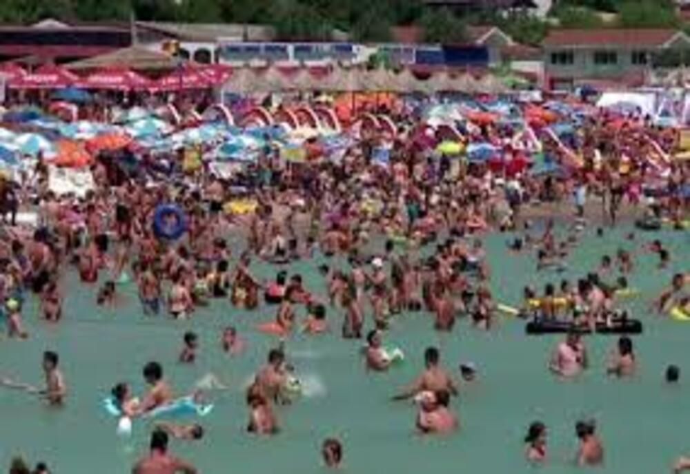 Alertă de coronavirus pe litoral! O femeie, luată de ambulanță direct de pe plajă! 