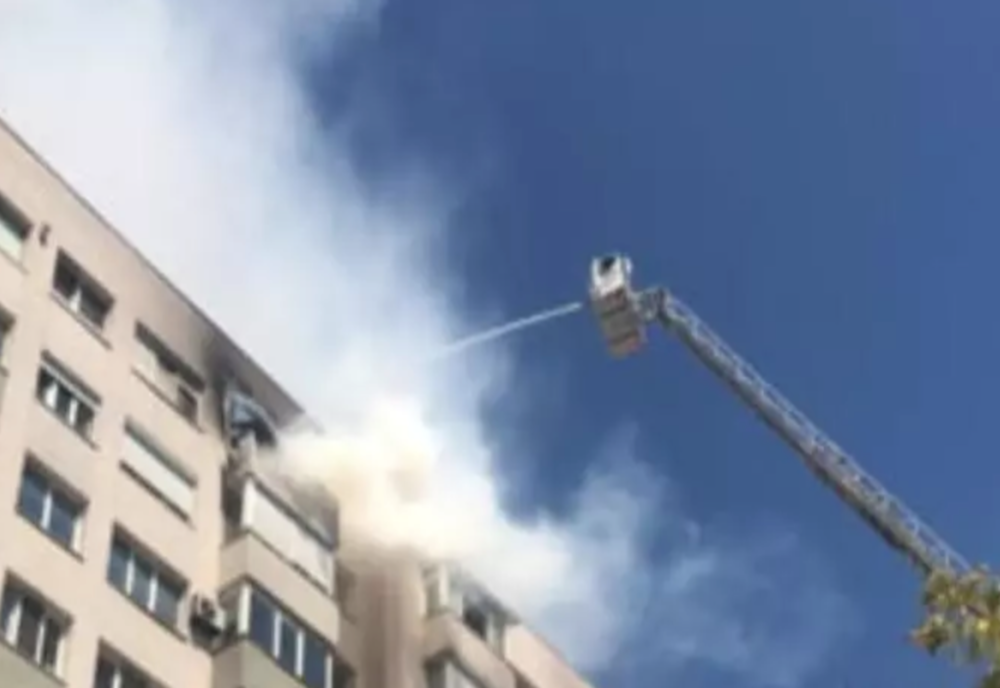 Incendiu la etajul 10 al unui bloc din sectorul 3