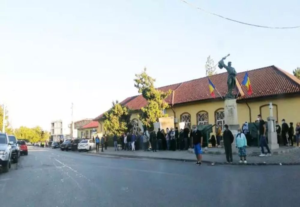 Cozi imense la secțiile de vot din Tunari. Sute de oameni stau la rând încă de dimineață