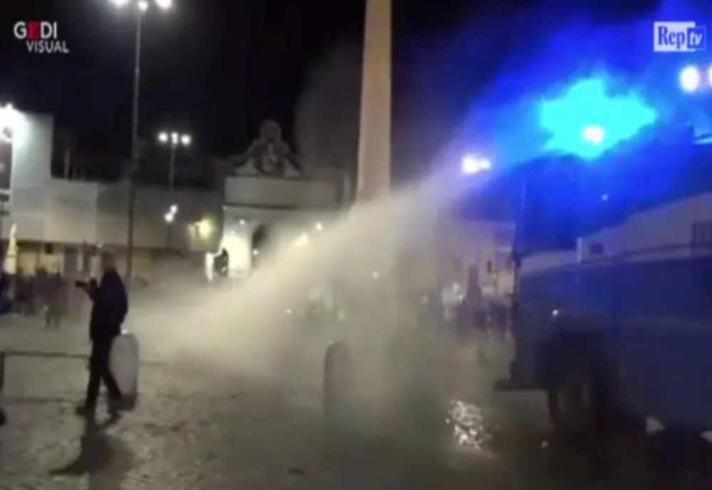 Proteste violente la Roma, din cauza noilor restricții impuse de Guvern. Poliția intervine cu tunuri de apă