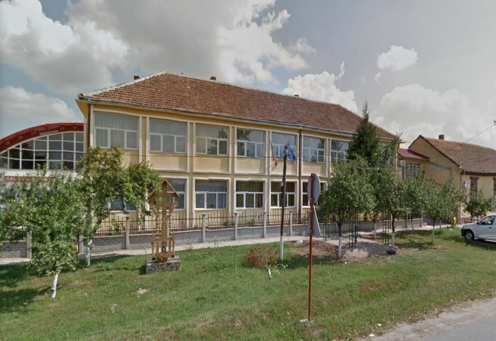 Părinți disperați.  Într-o școală de lângă Timișoara trei cadre didactice au fost diagonsticate cu coronavirus