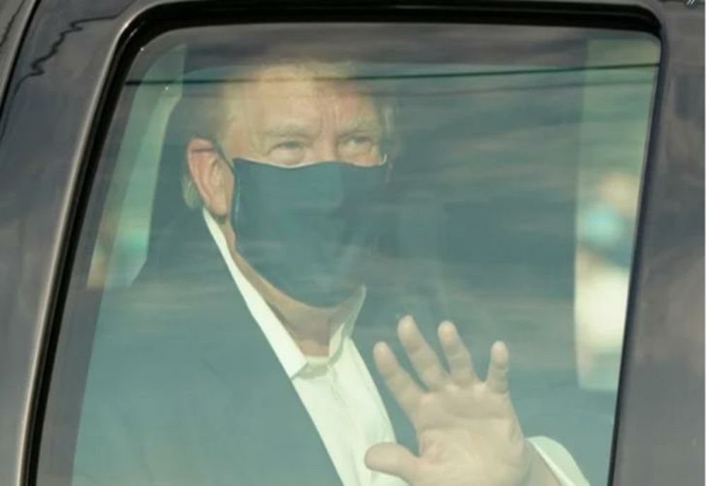 Donald Trump a părăsit spitalul ca să-și salute fanii