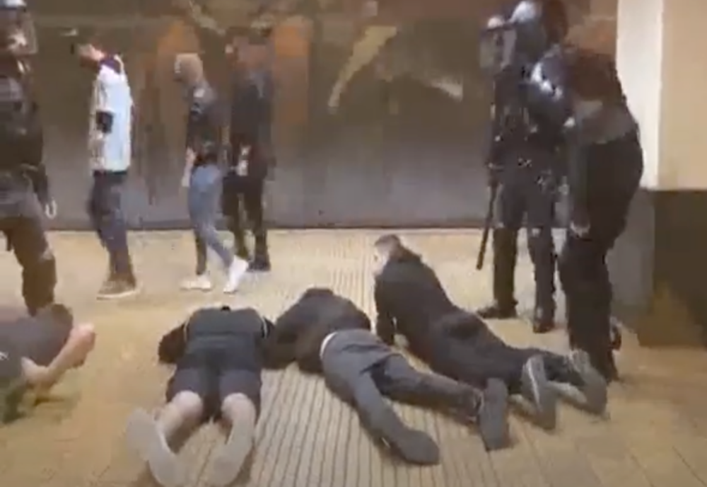 Confuntări violente între jandarmi și suporteri, în stația de metrou Ștefan cel Mare VIDEO