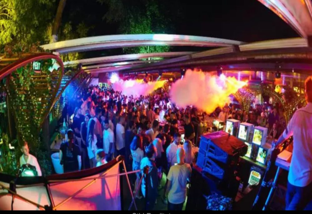 Petrecere cu sute de oameni înghesuiți într-un club de fițe din Capitală