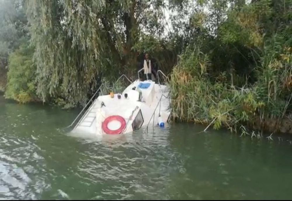 FOTO| Barcă scufundată pe brațul Sulina