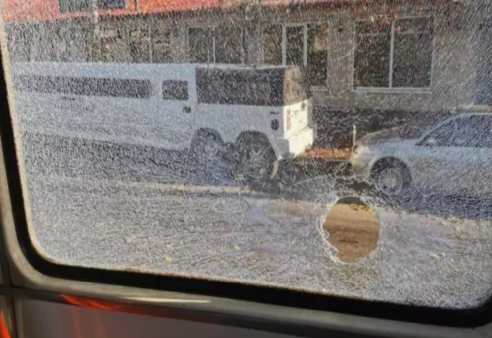 Un bărbat a atacat cu o armă un tramvai din Capitală