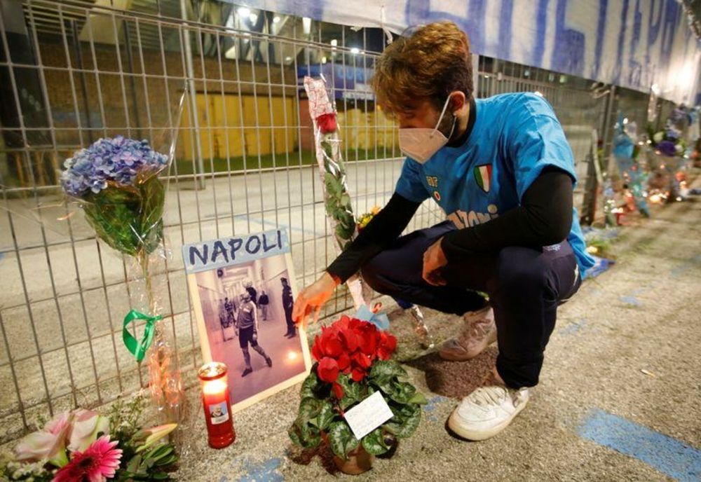Sute de fani au ieşit pe străzile din Napoli pentru a-i aduce un omagiu fostului star argentinian