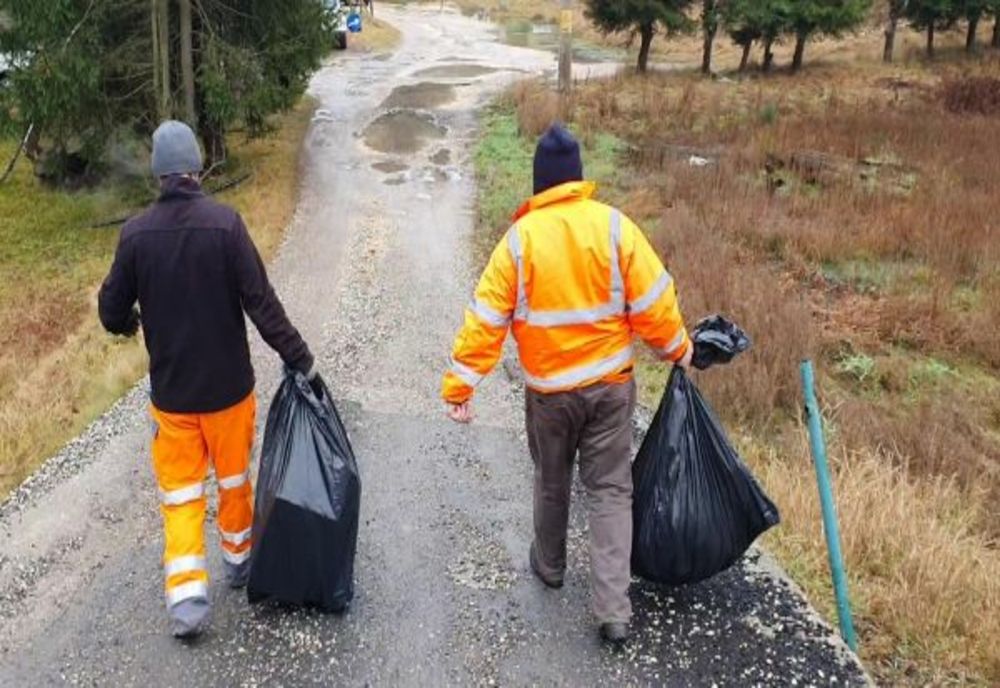 Drumarii i-au adus acasă gunoiul pe care "îl uitase" în parcarea de pe DN1 (FOTO)