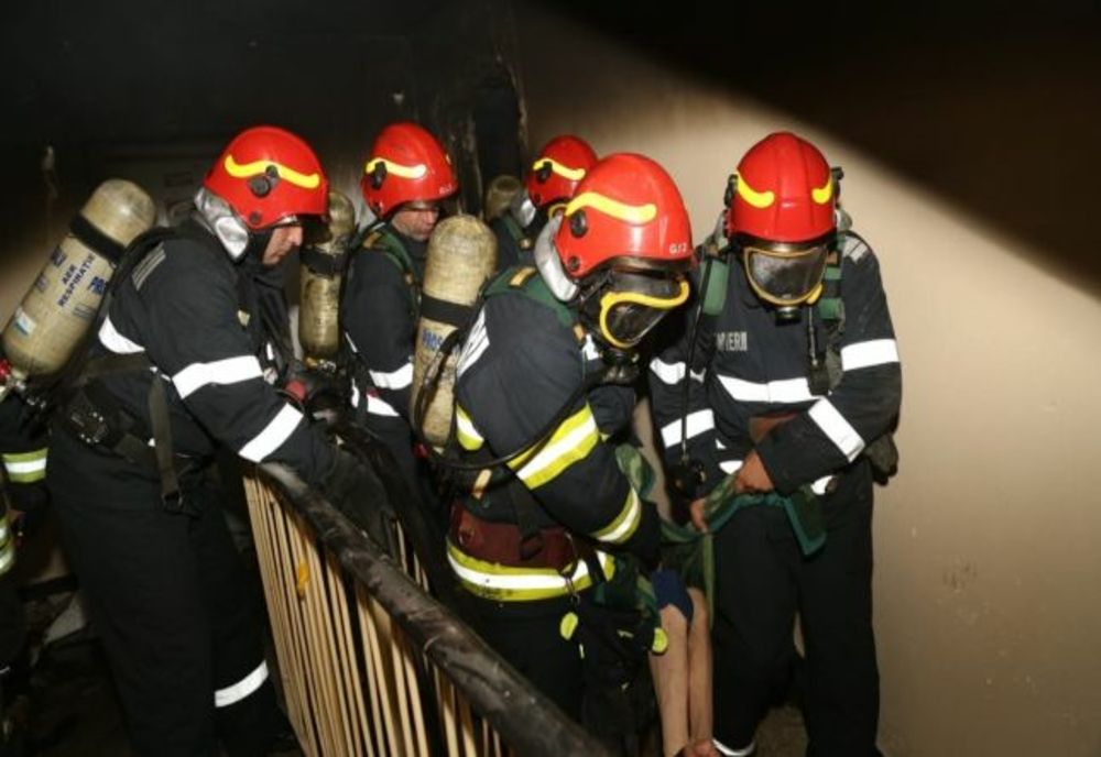 Explozie într-un bloc din centrul Ploieştiului. O femeie a suferit arsuri