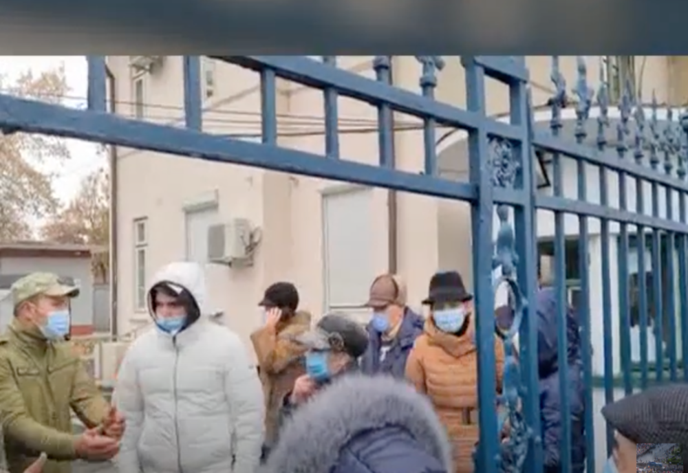 Îmbulzeală la institutul Cantacuzino. Zeci de români au stat la rând pentru a cumpăra suplimentul care întărește imunitatea