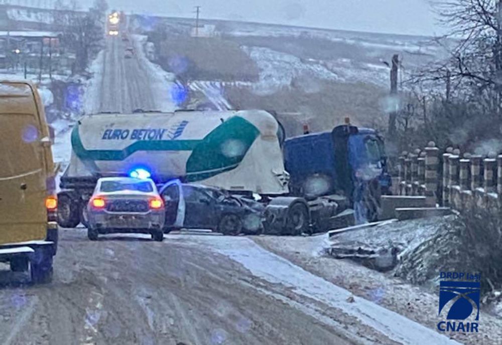 Autoturism lovit de un autotren la Dărmănești