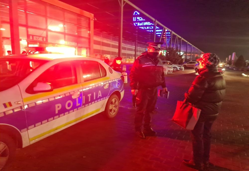 Acțiuni ale polițiștilor în această seară în zona centrelor comerciale din mai multe orașe. Oamenii legii vizează prevenirea și combaterea COVID-19
