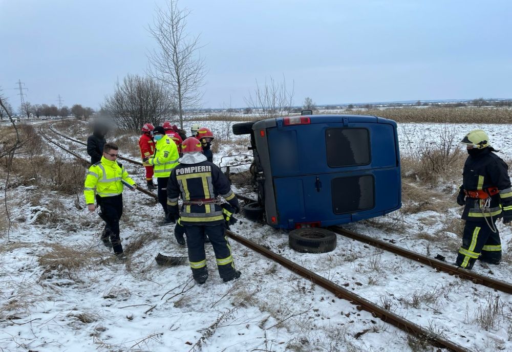 Microbuz răsturnat pe calea ferată (FOTO)