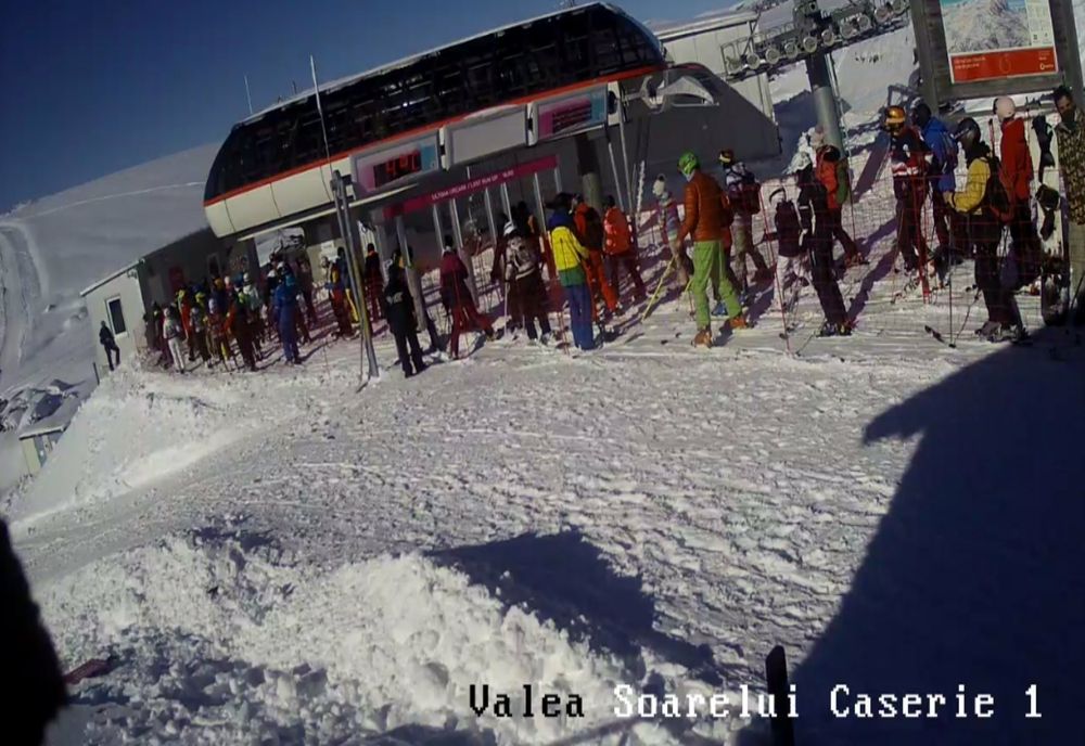 Sute de turişti, în staţiunile de pe Valea Prahovei, unde pârtiile sunt deschise
