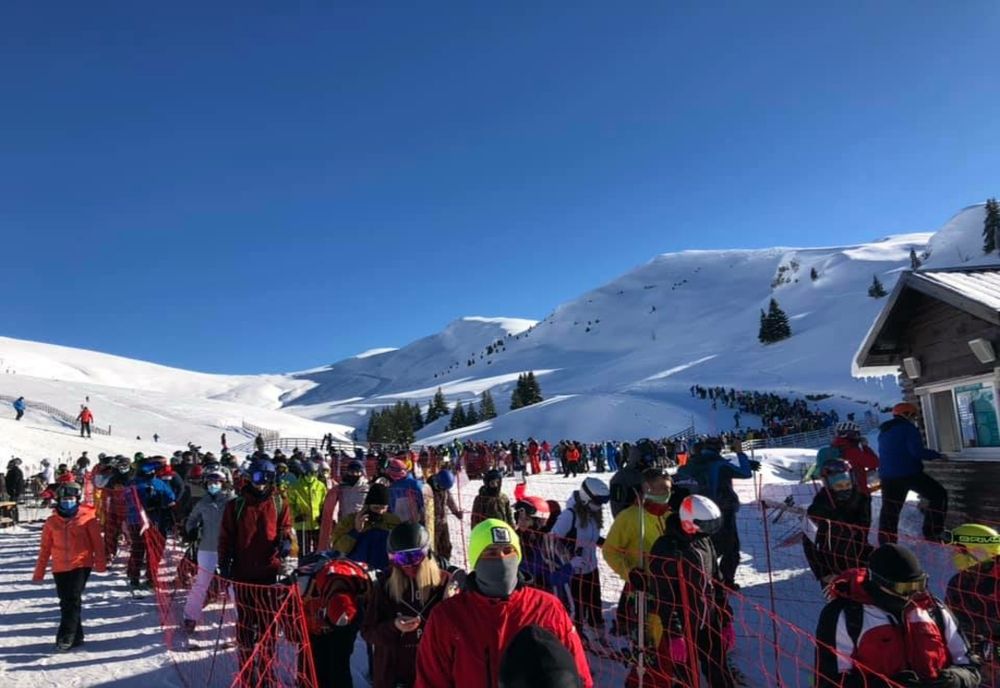 Puhoi de turiști pe pârtiile din Sinaia