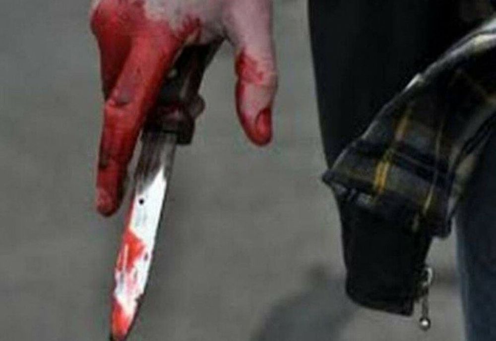 Femeie înjunghiată de 5 ori de către un poliţist local, în scara unui bloc din Oradea