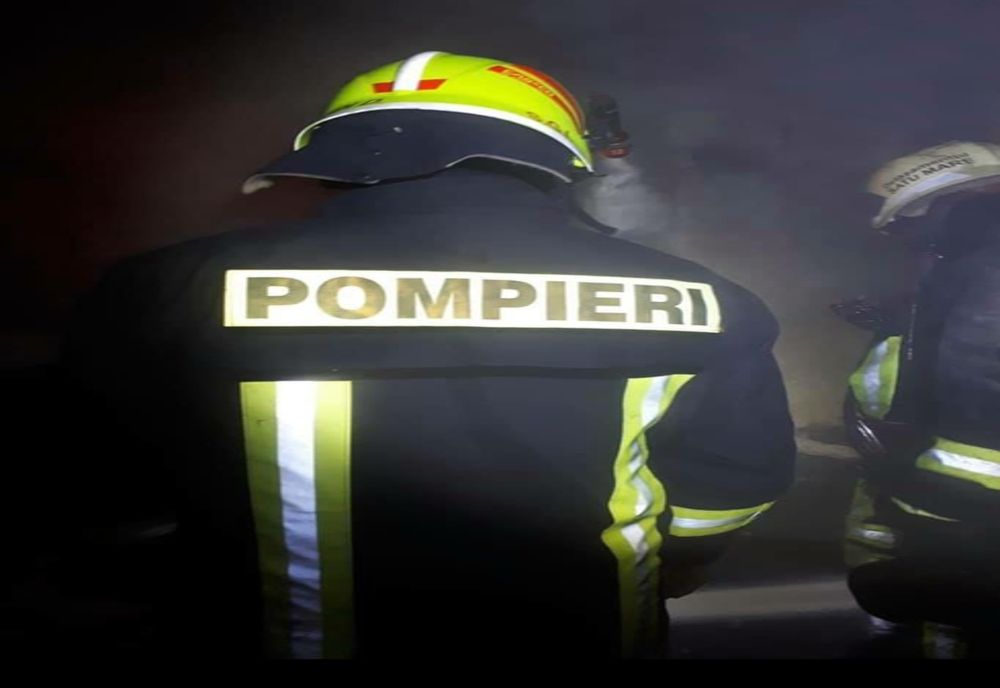 Trei case și două mașini au fost distruse în urma unui incendiu în București