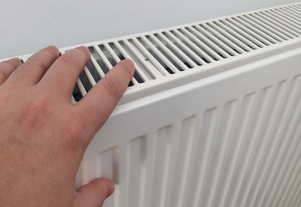 Zeci de mii de oameni nu au apă caldă și căldură în Capitală! Facturi mai mari deși se spală la lighean, iar caloriferele sunt bocnă