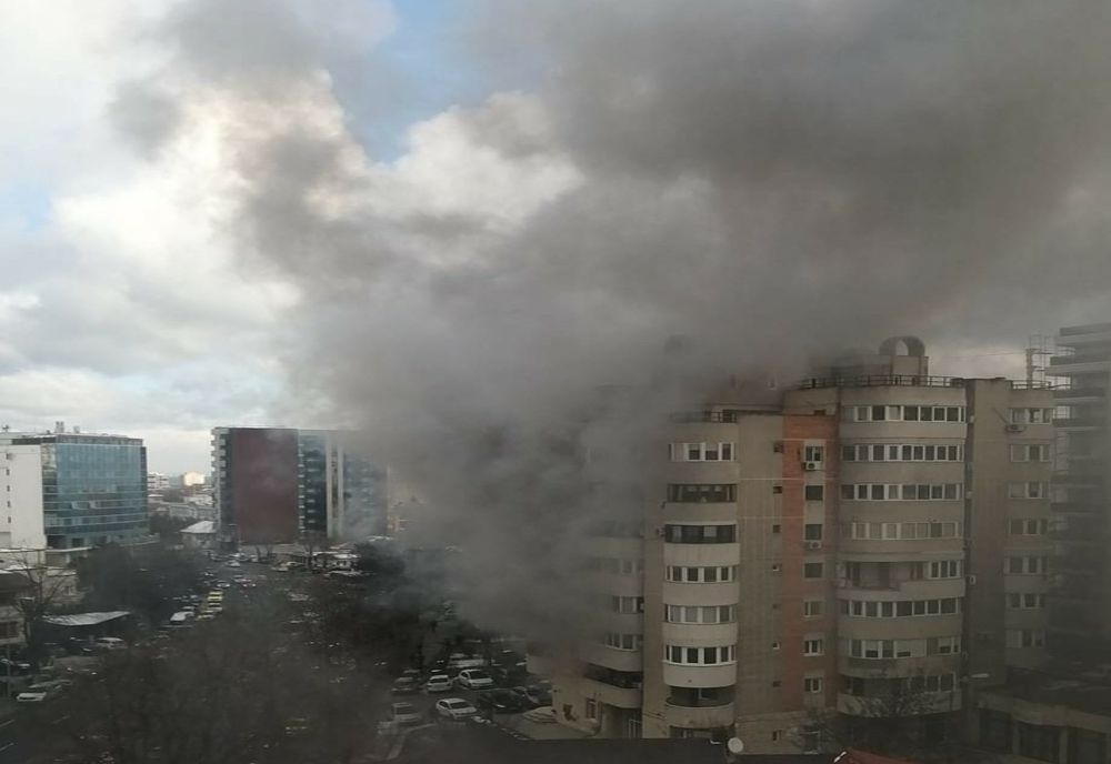 Incendiu puternic într-un apartament de pe bulevardul Mamaia. O femeie a căzut de la balcon
