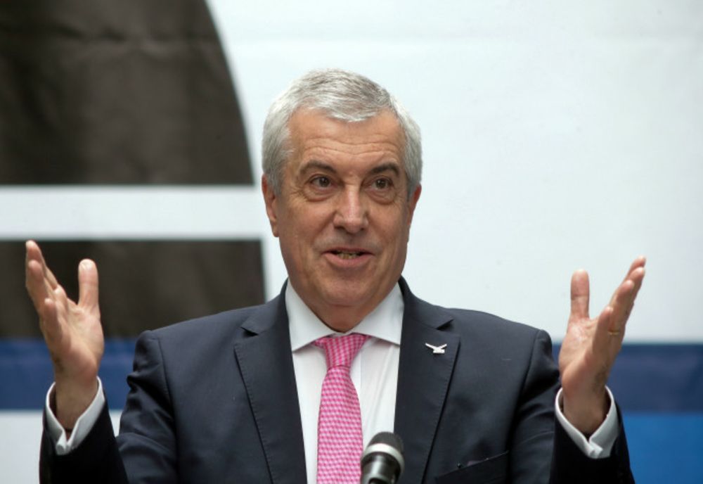 Tăriceanu SFIDEAZĂ pandemia! Fostul senator, surprins fără mască pe stradă