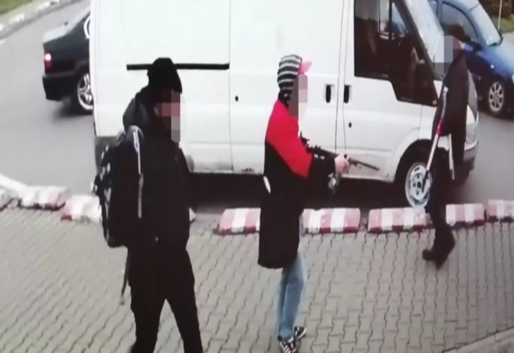 Un bărbat cu o PUȘCĂ a amenințat trecătorii, în parcarea unui supermarket din sectorul 6 al capitalei