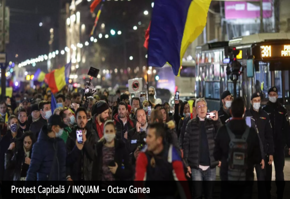 Protest pașnic, pentru prima oară în ultimele zile. 350 de persoane în Piața Victoriei, fără mască, fără să respecte nicio regulă