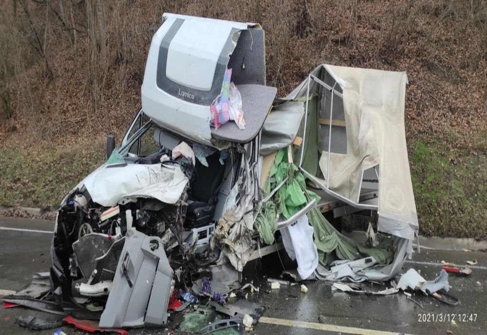 FOTO | Accident extrem de grav în judeţul Mureş! Trei persoane în strare critică după un impact între un autotren şi o autoutilitară