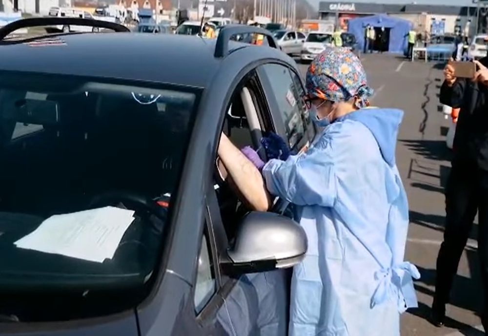 Românii se înghesuie la centrele de vaccinare drive-thru