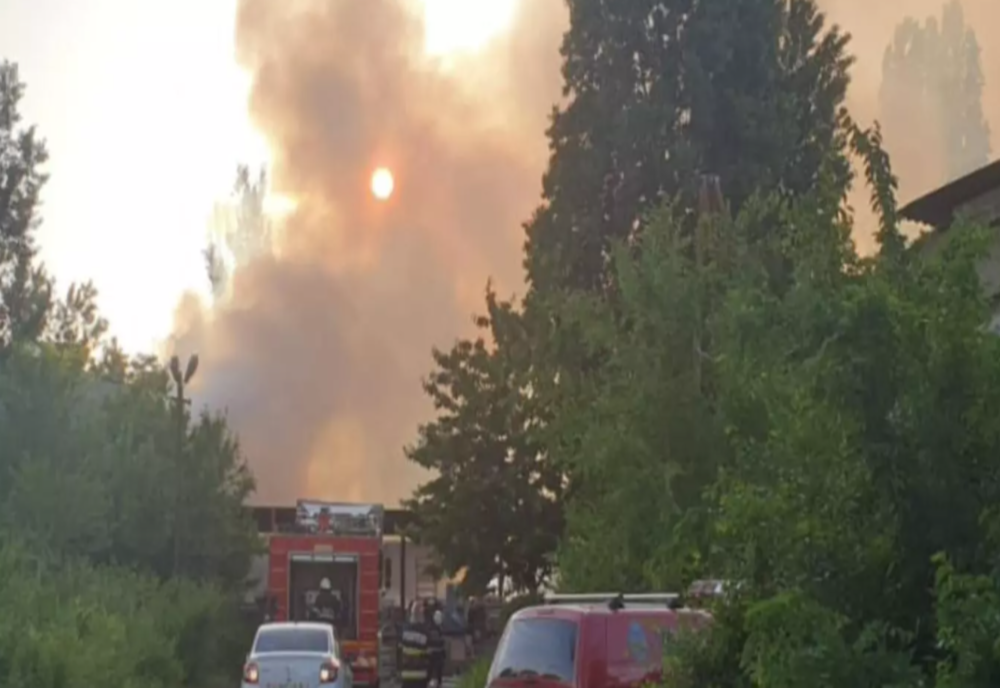 INCENDIU violent la un depozit în București