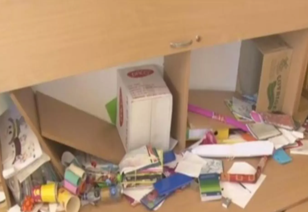 Copil accidentat într-o școală din București după ce un dulap a căzut peste el