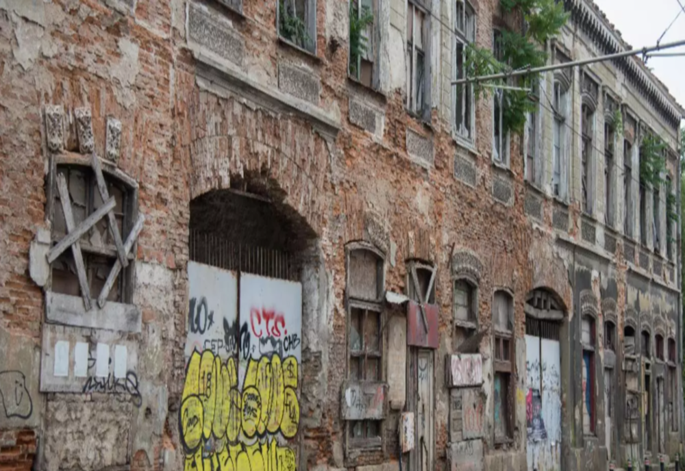 Clădirile vechi, CAPCANE pe stradă. Reacția autorităților la reclamații - Experiment Realitatea PLUS