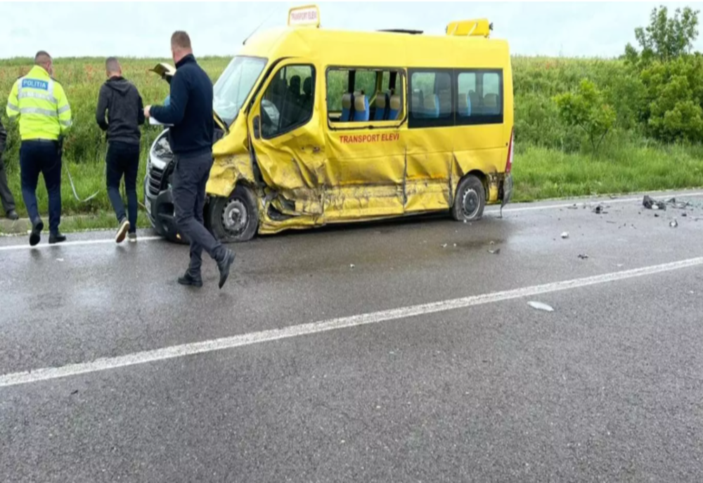Accident rutier grav în Aninoasa între un microbuz școlar și un autoturism