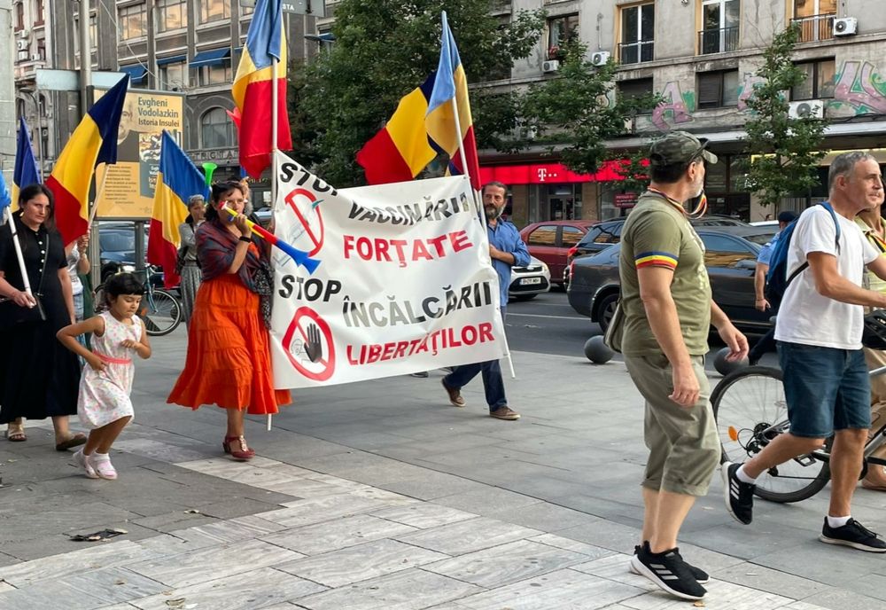 Protest anti-vaccinare obligatorie în Piața Universității