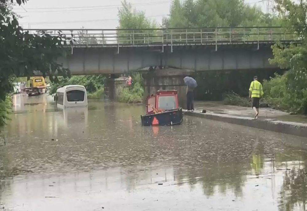 VIDEO Pompierii intervin pentru a salva trei persoane blocate în apă, într-un tractor!