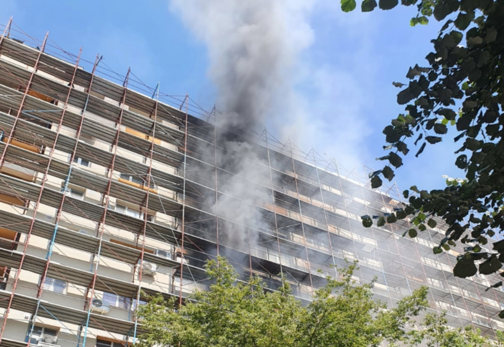 VIDEO | Incendiu în Capitală la un bloc de pe Calea Rahovei 