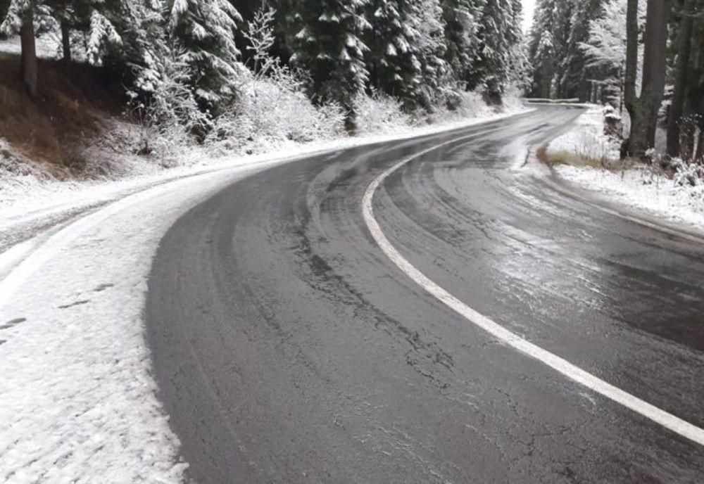 A început să ningă în județul Harghita! (VIDEO)