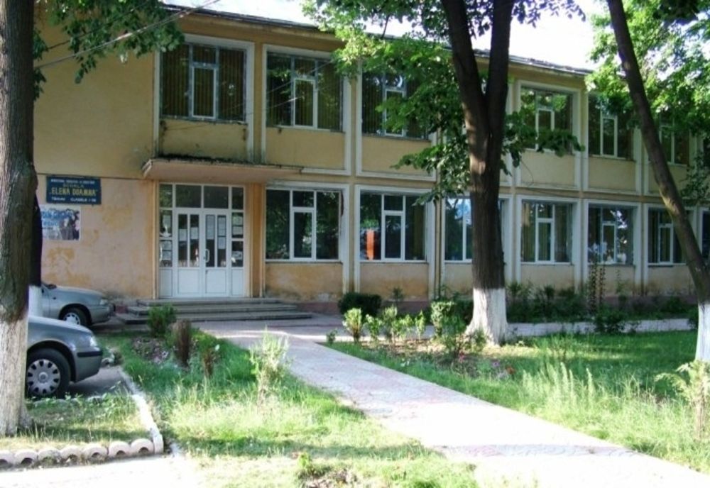 O fetiță s-a aruncat pe geam de la etajul I al școlii „Elena Doamna” din Tecuci