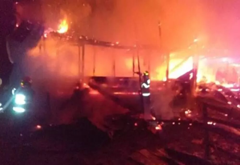 INCENDIU violent la Câmpulung Moldovenesc: 4 victime cu ARSURI au ajuns la spital - Imagini dramatice
