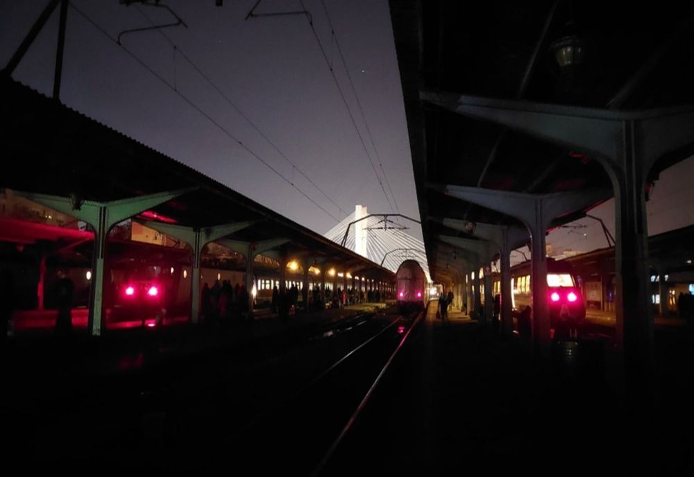 Pană de curent în Gara de Nord, miercuri seară. Călătorii au rămas în BEZNĂ totală
