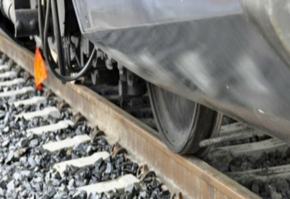 O fetiță de 13 ani, lovită de o locomotivă în gara din Bacău