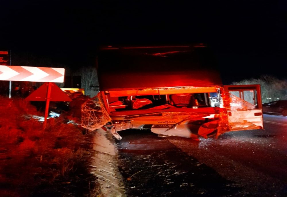 Autocar cu 60 de pasageri, implicat într-un grav accident, în Suceava: un mort - FOTO