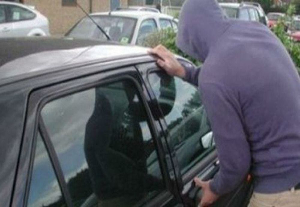 Maşină furată din Bucureşti de către un tânăr de 18 ani din Bihor! Fără permis de conducere, a ajuns cu maşina în Oradea