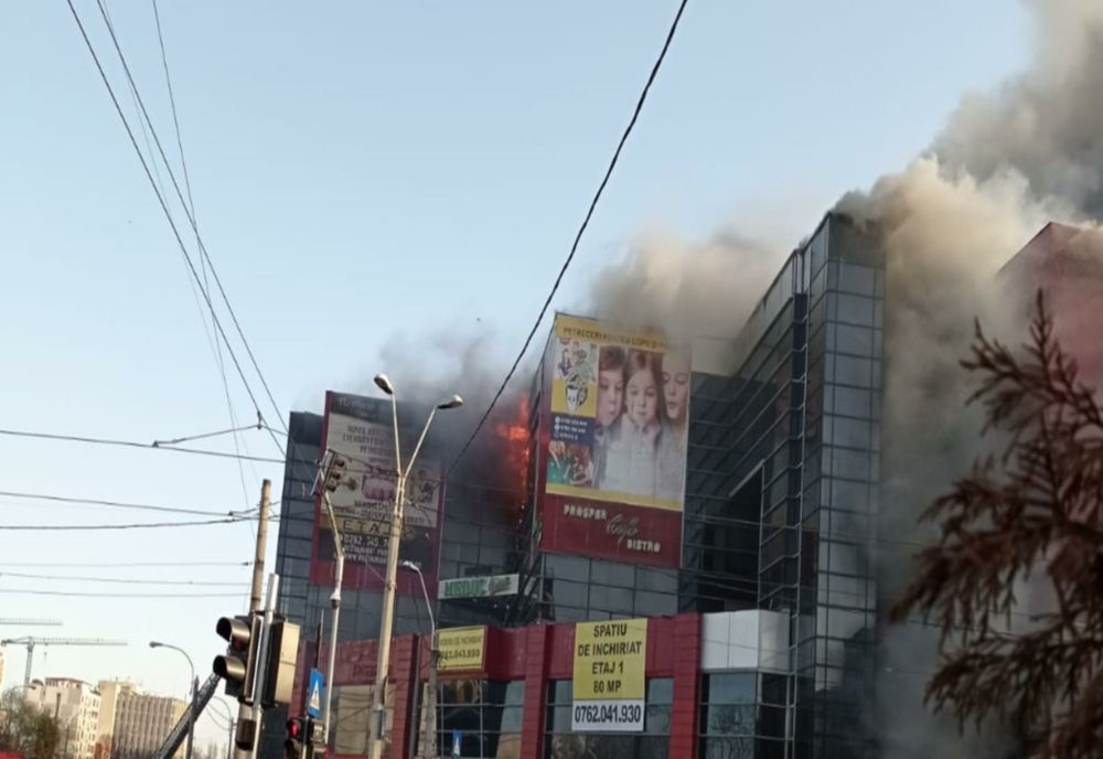 Incendiu violent în București - arde un important centru comercial din sectorul 5